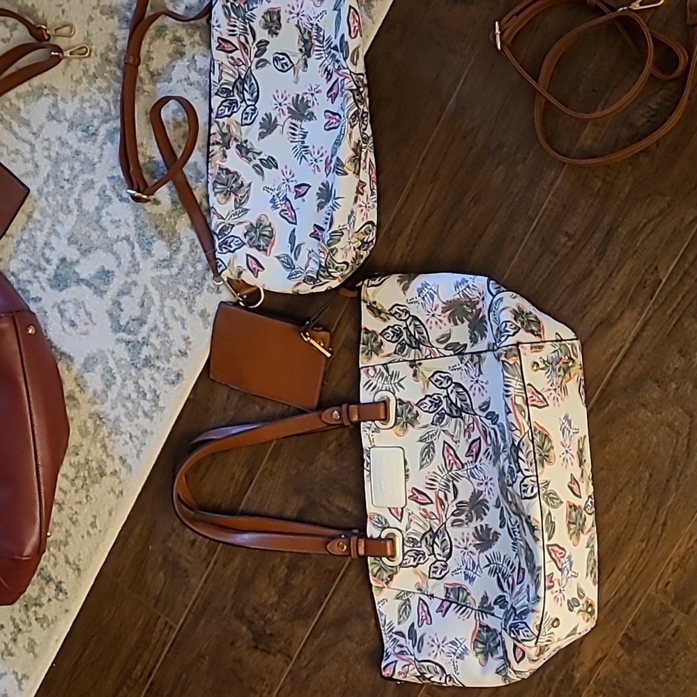 New condition vegan totes with attached coin purses and addtl matching bags - Picture 2 of 14